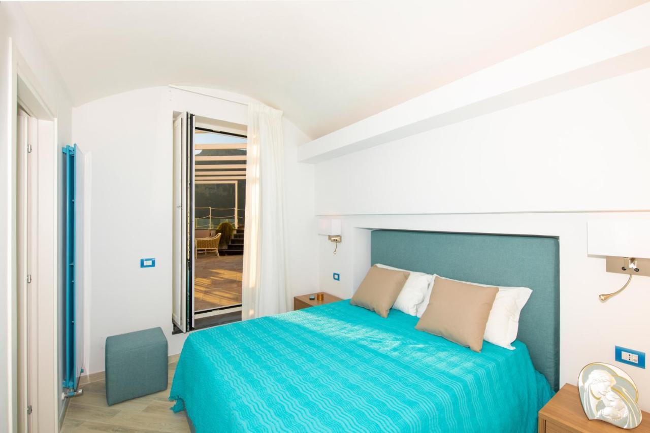 VILLA LA TAGLIATA spectacular jacuzzi hot tub amazing view&private parking garage Positano Exterior foto